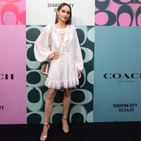 Mini dress putih bergaya boho menjadi andalan Cinta Laura. Dress tersebut hadir dengan aksen key-hole di bagian dada yang memancarkan aura seksi aktris berdarah Jerman-Indonesia itu. Foto: Dok. Coach