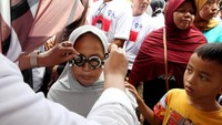 Dalam kunjungnnya kali ini, HT beserta istri menyambangi kawasan Bangka Jakarta Selatan. Mereka juga memberikan kesehatan mata gratis bagi para warga yang kurang mampu disana. Foto: dok. Perindo