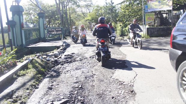 Sampah Berserakan dan Jalan Rusak di Jalur Wisata Maribaya