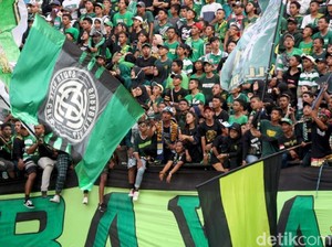Tidak Ada Giant Screen di Stadion, Panpel Imbau Bonek Tak Bertiket di Rumah Saja