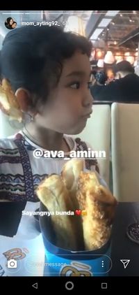 Sebelum Umroh, Ayu Ting Ting Makan Disuapi Ayah