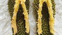 Sandal yang satu ini diberi judl sandal anti rheumatik. Bahan utamanya kulit buah nangka yang dipadukan dengan serabut serat nangka. Bahan yang biasanya terbuang malah jadi karya seni. Foto: instagram tika_garnish