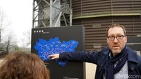 Kami ditemani pemandu bernama Thomas Macoczeck. Dia menjelaskan banyak tentang sejarah bangunan Gasometer yang berdiri sejak tahun 1929 ini. (Wahyu/detikcom)