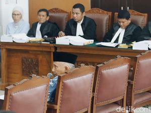 Ratna Sarumpaet Cium Tangan Amien Rais Usai Sidang