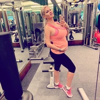 Selama kehamilan, beratku bertambah 13 kg dan sudah hilang 11 kg, menurutku ini sangat bagus, tapi dua kilogram yang terakhir sangat sulit, tulisnya di Instagram. (Foto: Instagram @officialsophiavegas)