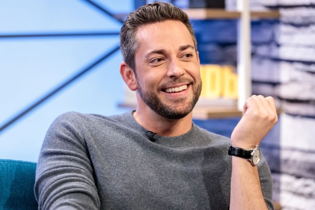 Zachary Levi sangat menggemari sports car dan sepeda motor. Salah satu koleksinya adalah mobil sports Nissan GT-R keluaran 2009. Foto: Getty Images