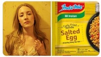 Wah, ini sih beneran mirip! Tone warna baju di foto ini memang mirip seperti bungkus mie goreng rasa Salted Egg yang sempat hits. Foto: Twitter @frencesha