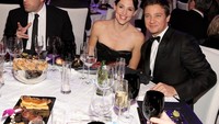 Hadir dalam salah satua cara jamuan makan malam, yang berisi deretan seleb Hollywood lainnya. Rener menyantap berbagai makanan fine dining. Foto: Instagram @renner4real