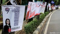 Larangan pemasangan APK di pohon-pohon juga diatur dalam UU No 32/2009 tentang Perlindungan dan Pengelolaan Lingkungan Hidup.