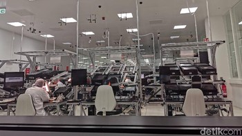 Selain mengetahui sejarahnya, peserta tour juga jadi tahu bagaimana rumitnya kamera Leica dibuat. Contohnya saja bagaimana sensitifnya lensa terhadap perubahan suhu. Itu sebabnya, ruang produksi ditempatkan di bagian utara gedung yang tidak terkena cahaya langsung. Foto: Rachmatunnisa/detikINET