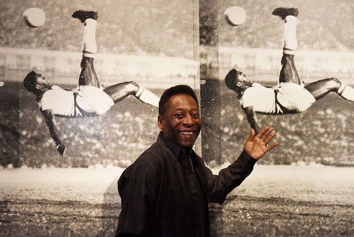 LONDON, ENGLAND - SEPTEMBER 22: Pele poses in front of Russell Young - Bicycle Kick as he launches Art, Life, Football at Halcyon Gallery on September 22, 2015 in London, England. (Photo by Mary Turner/Getty Images for Halcyon Gallery)