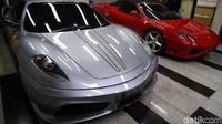 Deretan super car tersebut tak hanya menjadi koleksi semata melainkan investasi jual-beli bagi Roni.