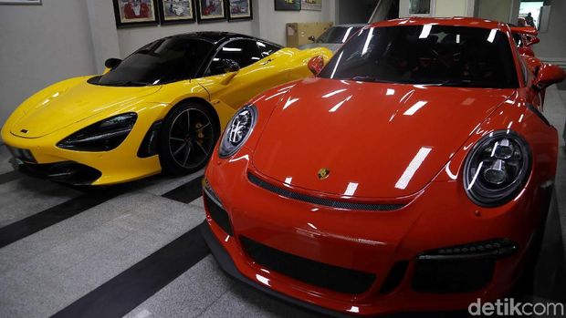 Crazy Rich Priok Habiskan Berapa buat Isi BBM Supercar Miliknya?
