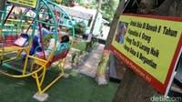 Sejumlah keterangan pun disematkan di area bermain agar tak hanya petugas, para pengunjung juga turut menjaga dan merawat berbagai fasilitas yang tersedia di RPTRA tersebut.