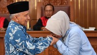 Ratna Sarumpaet menyampaikan permohonan maaf maaf dengan mencium tangan Amien Rais yang bersaksi dalam sidang lanjutannya di Pengadilan Negeri Jakarta Selatan, Kamis (4/4/2019). 