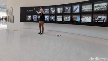 Di bagian lain bangunan ini terpajang deretan foto bersejarah yang diambil menggunakan kamera Leica. Banyak cerita menarik di balik setiap foto. Foto: Rachmatunnisa/detikINET