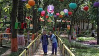 Tak cuma beragam permainan yang variatif, RPTRA Kamal Bahari juga semakin menarik dengan hiasan lampion berwarna-warni.