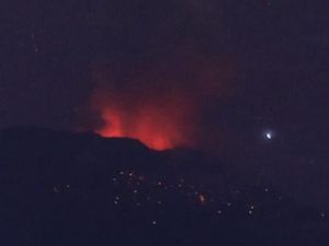 PVMBG: Lontaran Lava Pijar Gunung Agung Sampai 2 Km