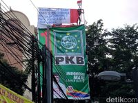 Agustinus Woro panjat baliho di Jakarta Pusat.
