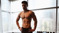Awalnya tuh papa saya sudah vakum nge-gym, terus temennya ngajak nge-gym lagi. Jadi pas kebetulan ada saya, temennya ajak saya juga. Jadi pas disuruh ikut itu aku ikut. Aku seneng. Awal-awal latihan itu empat jam, hampir tiap hari begitu, tapi protein aku kurang jadi nggak terlalu gede-gede banget. Nah aku belajar gimana sih asupan protein, kalorinya harus pas, akunya kepada detikcom. (Foto: Instagram/iamenriquedustin, ditampilkan atas izin orang yang bersangkutan.)
