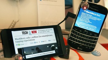 Tapi kurangnya aplikasi juga dinilai sebagai titik lemah. Pendek kata, Z10 tidak cukup menggoda bagi user Android dan iPhone. Meskipun sangat solid dan punya beberapa fitur impresif, sulit mengatakan ada sesuatu yang akan membuat pecinta Android atau iPhone kembali ke BlackBerry, tulis TechCrunch. Foto: Getty Images