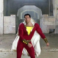 Nyatanya, otot kekar di dalam film bukanlah kepalsuan. Zachary Levi benar-benar mempersiapkan diri untuk film Shazam!. Selain melakukan olahraga fisik hingga enam kali seminggu dan menjaga asupan kalori 3.000 - 4.000 per hari, ia juga fokus menjaga kesehatan mental. Semua itu dilakukan agar dia bisa terlihat positif saat ditonton di layar lebar. Foto: Istimewa