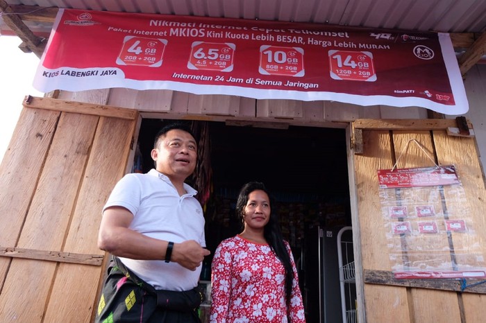 Direktur Utama Telkomsel Ririek Adriansyah di Desa Lebengki, Sulawesi Tenggara. Foto: Telkomsel Direktur Utama Telkomsel Ririek Adriansyah di Desa Lebengki, Sulawesi Tenggara. Foto: Telkomsel