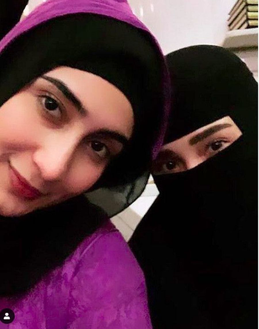 Gaya Ayu Ting Ting Pakai Hijab Hingga Cadar Saat Umrah Foto 4