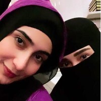 Di sana, Ayu Ting Ting bertemu dengan Tania Nadira yang merupakan mantan istri Tommy Kurniawan. Mereka berdua terlihat beribadah bersama. Instagram/AyuTingTing92