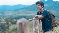 Berfoto dengan latar perbukitan yang indah (My Trip My Adventure) 