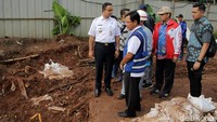 Anies juga meminta kontraktor menyiapkan penangkal lumpur agar tidak menyumbat air.