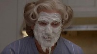 Adegan menyentuh kala Mrs. Doubtfire (Robbie Williams) menambahkan sebuah pesan yang tak ada di skrip. Saat itu wajahnya dipenuhi adonan yang leleh dan jatuh ke teh lawan mainnya, ia pun mengatakan There you go, you got your cream dan sugar now. Dok. Ist