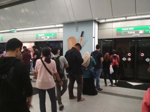 Belajar Antre Naik MRT Dari Warga Malaysia