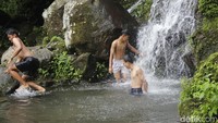 Traveler asyik mandi di kolam (Yudha Maulana/detikcom)