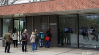 Para pengunjung antre masuk ke dalam. Traveler harus beli tiket masuk dulu sebesar 10 Euro (Rp 160 ribuan) untuk dewasa dan 4 Euro (Rp 65 ribuan) untuk anak-anak. (Wahyu/detikcom)