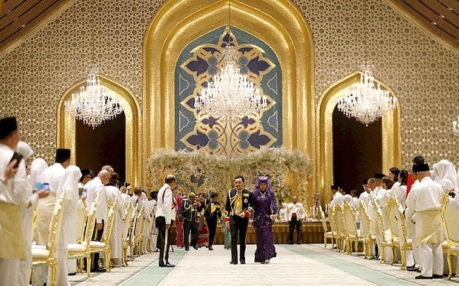 Saat dinikahi Pangeran Abdul Malik, sang mempelai wanita Dayangku Raabiatul Adawiyyah bukan hanya mengenakan sepatu kristal. Kepalanya yang tertutup hijab juga dihiasi dengan tiara bertahtakan berlian dan enam batu permata. Foto: Reuters