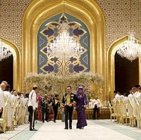 Saat dinikahi Pangeran Abdul Malik, sang mempelai wanita Dayangku Raabiatul Adawiyyah bukan hanya mengenakan sepatu kristal. Kepalanya yang tertutup hijab juga dihiasi dengan tiara bertahtakan berlian dan enam batu permata. Foto: Reuters
