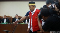 Bagus saat menuju kursi pesakitan.