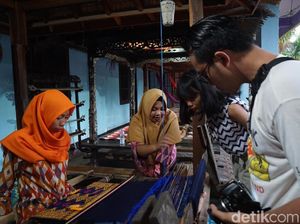 Mengintip Pembuatan Songket Lombok