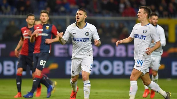 Mauri Icardi mencetak gol penalti untuk Inter Milan ke gawang Genoa. (