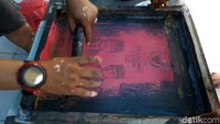 Indonesia Muda sudah melakukan sablon gratisi keliling kampung sekitar 300 titik.