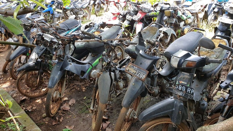Bangkai motor di Satpas SIM Daan Mogot. Foto: Rifikianto Nugroho Bangkai motor di Satpas SIM Daan Mogot. Foto: Rifikianto Nugroho