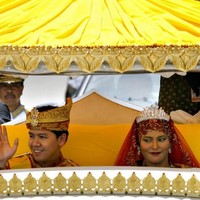 Setelah resmi menikah, pasangan pengantin Kesultanan Brunei ini naik mobil klasik berwarna kuning untuk berparade menyapa masyarakat yang antusias ingin melihat mereka. Pesta pernikahan pasangan putri dan pangeran Brunei ini sendiri dihadiri lebih dari 2.000 tamu undangan. Foto: AFP