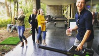 Begini santainya Jeremy saat tengah berkumpul dengan keluarga dan kerabat terdekat. Lengkap dengan gelas minuman di tangannya. Foto: Instagram @renner4real
