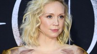 Gwendoline tampak sangat cantik dengan detail makeup dan pulasan lipstik merah. Dimitrios Kambouris/Getty Images