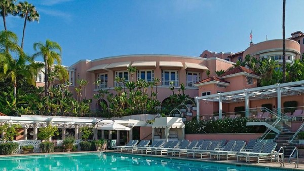 The Beverly Hills Hotel sudah lama menjadi salah satu hotel paling terkenal di dunia. Lokasinya di Sunset Boulevard, Beverly Hills, California, AS (Dorschester Collection) The Beverly Hills Hotel sudah lama menjadi salah satu hotel paling terkenal di dunia. Lokasinya di Sunset Boulevard, Beverly Hills, California, AS (Dorschester Collection)