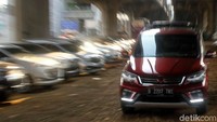 Para pengguna MRT itu lebih memilih memarkirkan kendaraan mereka di bawah kolong jembatan tol dibanding di area park and ride yang sudah disediakan dengan alasan fasilitas parkir kendaraan itu berada cukup jauh dari stasiun.