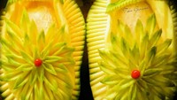 Mungil cantik sepatu balita ini terbuat dari buah mangga. Tika membuat sepatu dengan aksen bunga yang mekar.  Foto: instagram tika_garnish