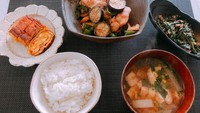 Kali ini Shinoda memasak super lengkap. Untuk paduan nasi hangat, wanita yang menjadi idol di umur 19 tahun ini membuat telur kepiting, sup miso, ayam panggang, dan olahan bayam plus biji wijen. Foto: Instagram shinodamariko3