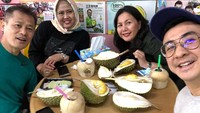 Time to durian! Axton ketika sedang berada di Singapura tak melewatkan icip-icip durian enak. Foto: Instagram@axtonsalim